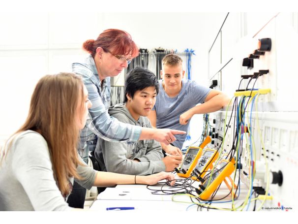 Technik? Ehrensache! © Fotolia - industrieblick